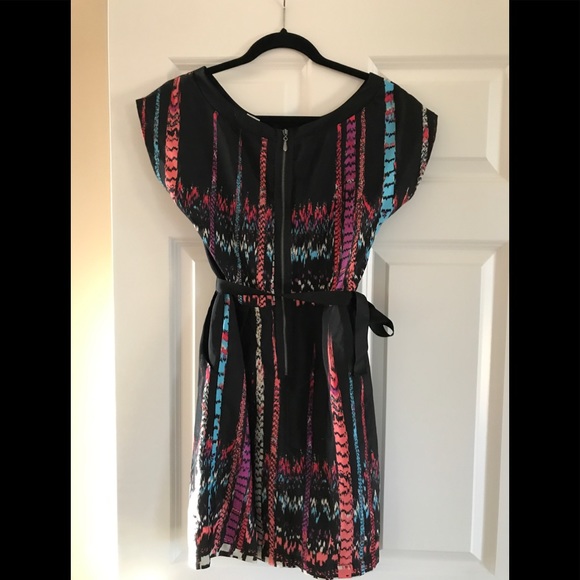 Splashy colored dress WITH pockets! - Picture 2 of 4